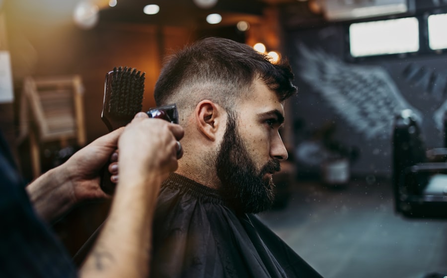 Barbier au travail dans son salon
